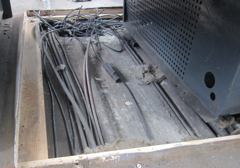 На станции Нижний Тагил украли полкилометра проводов с электропоезда (фото)