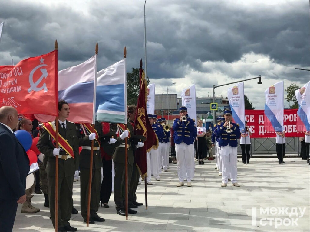 На Привокзальной площади Нижнего Тагила открыли стелу «Город трудовой доблести» 