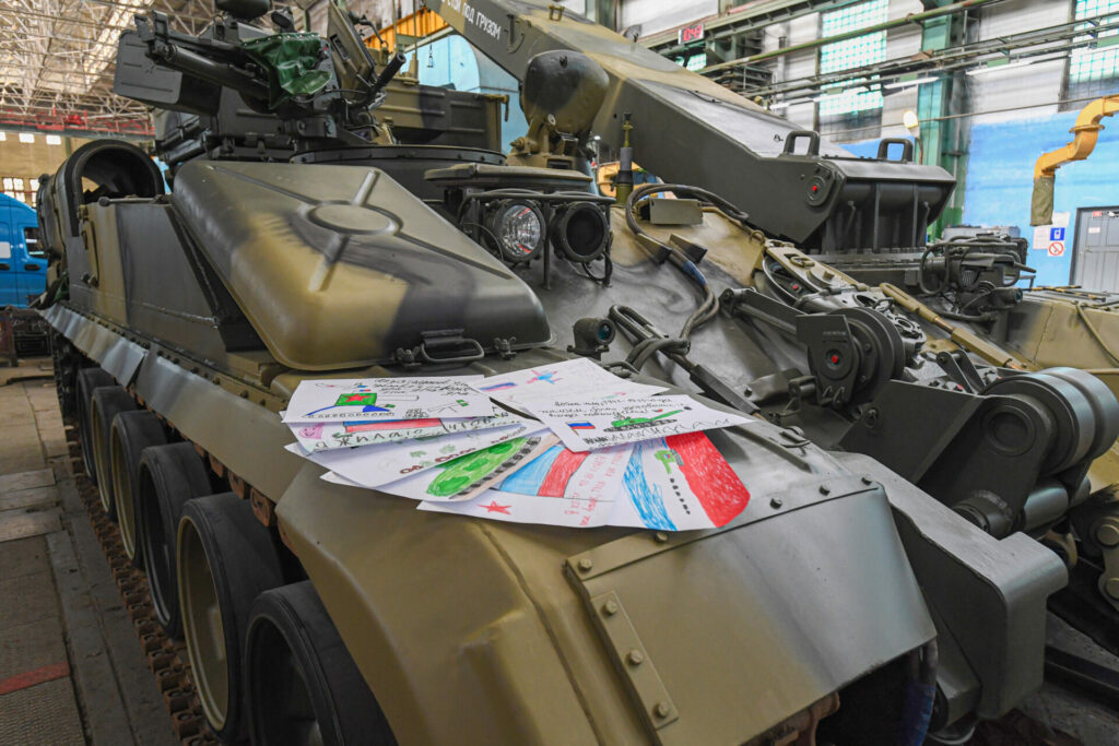 Уралвагонзавод отправил партию танков Т-90М «Прорыв» и БРЭМ-1М заказчику
