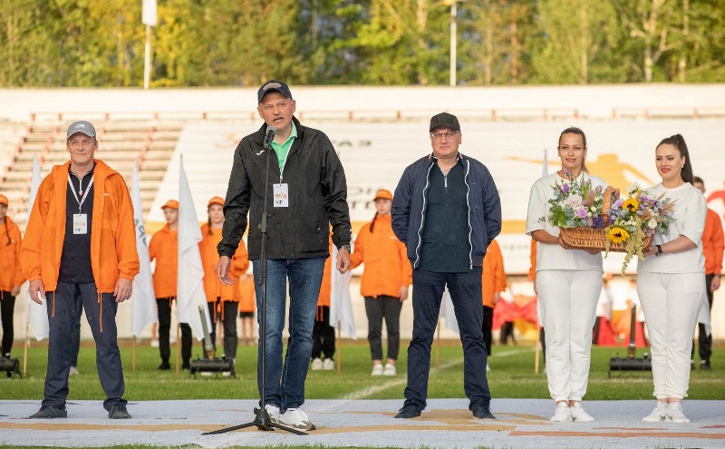 Исполнительный директор ЕВРАЗ КГОК Александр Принев поблагодарил команды за эффектный и честный футбол
