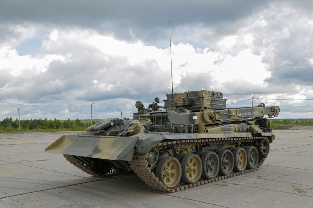 Уралвагонзавод отправил партию танков Т-90М «Прорыв» и БРЭМ-1М заказчику
