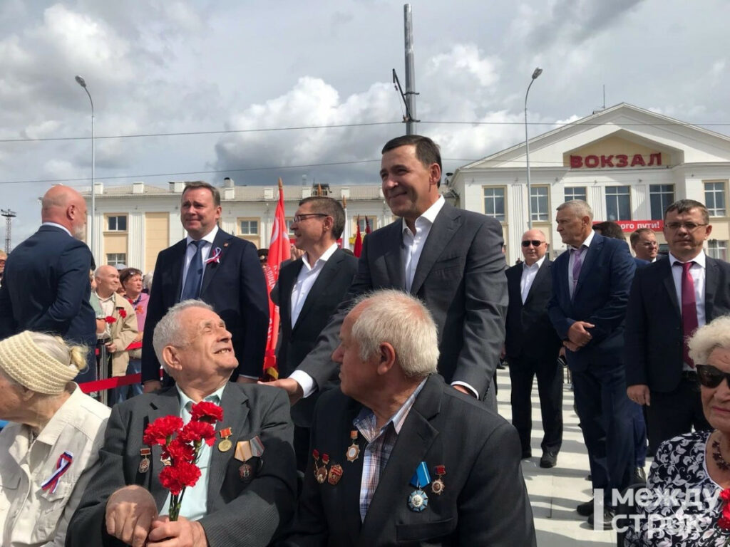 На Привокзальной площади Нижнего Тагила открыли стелу «Город трудовой доблести» 