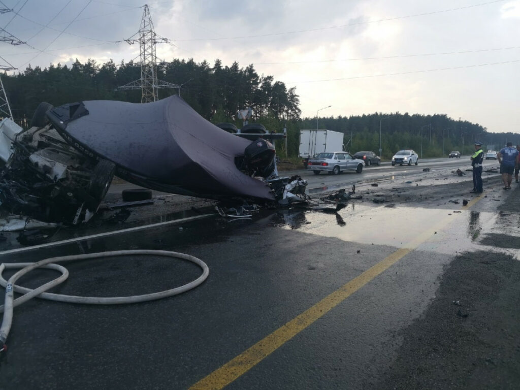На трассе Екатеринбург - Алапаевск в ДТП с КамАЗом погиб водитель Cadillac