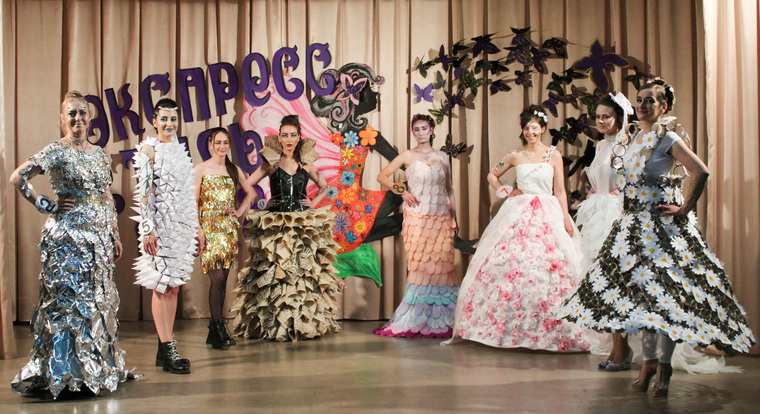 Девушки сшили костюмы из подручных материалов Фото: ГУФСИН по Свердловской области