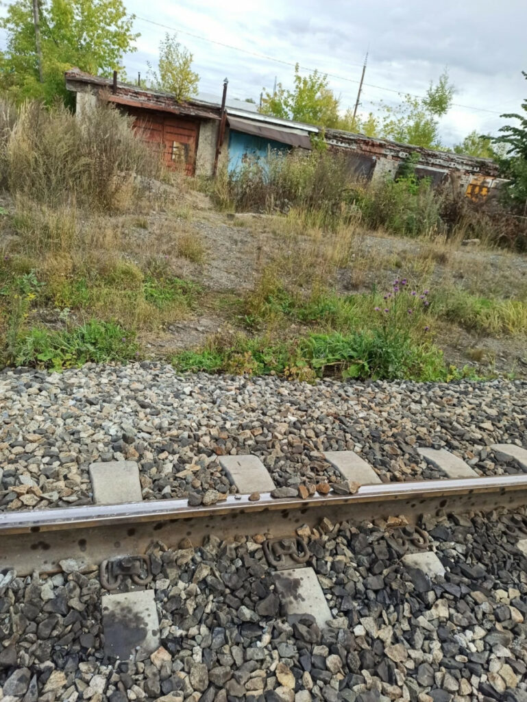 В Невьянске два шестиклассника бросали камни и покрышки на железнодорожные пути