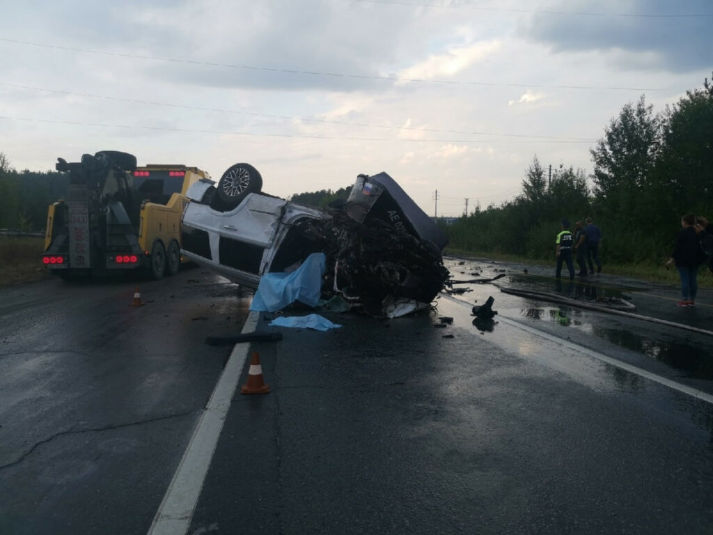 На трассе Екатеринбург - Алапаевск в ДТП с КамАЗом погиб водитель Cadillac