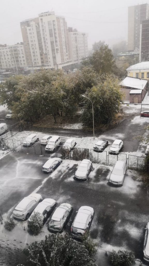Свердловчане жалуются на гололедицу и снег на дорогах