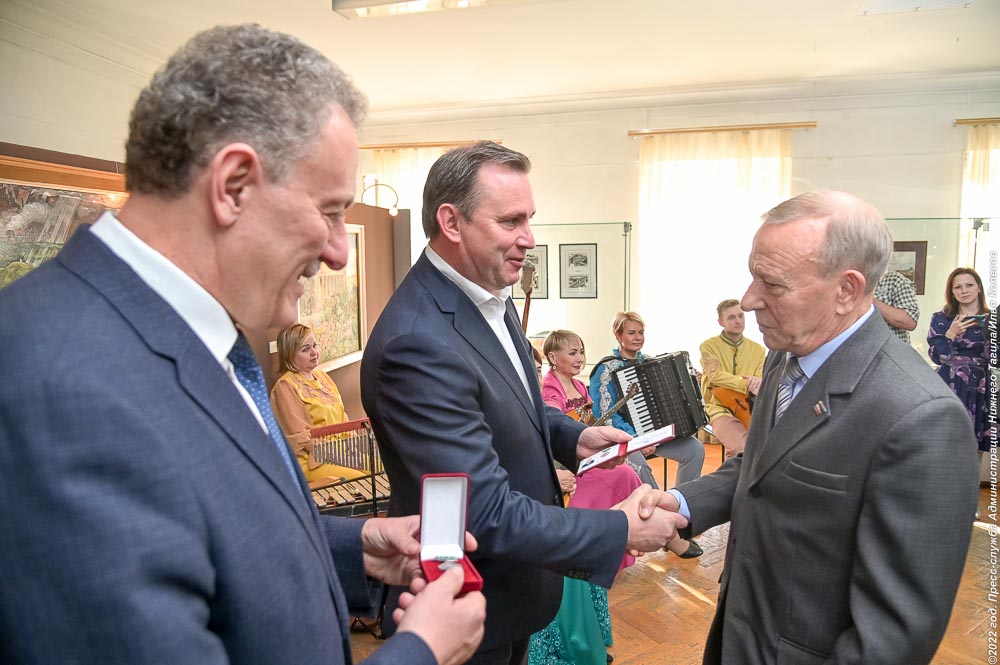 Владислав Пинаев вручил награды Почетным ветеранам города