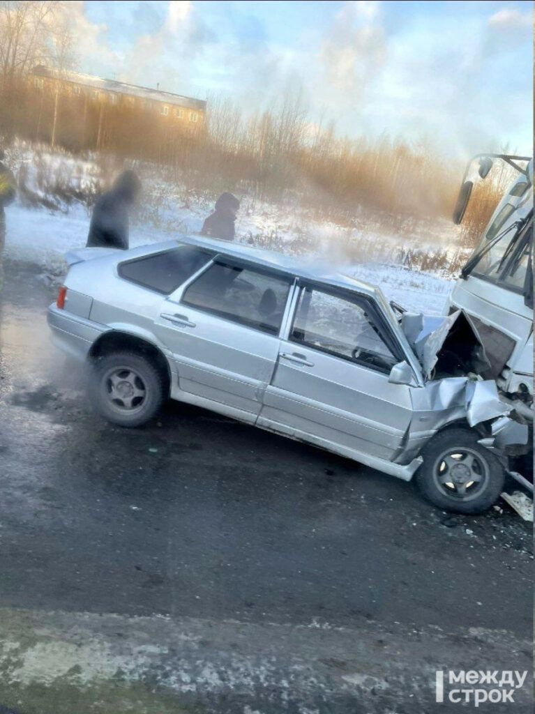 В Нижнем Тагиле на Восточном шоссе произошло лобовое ДТП с участием ВАЗ и ПАЗ