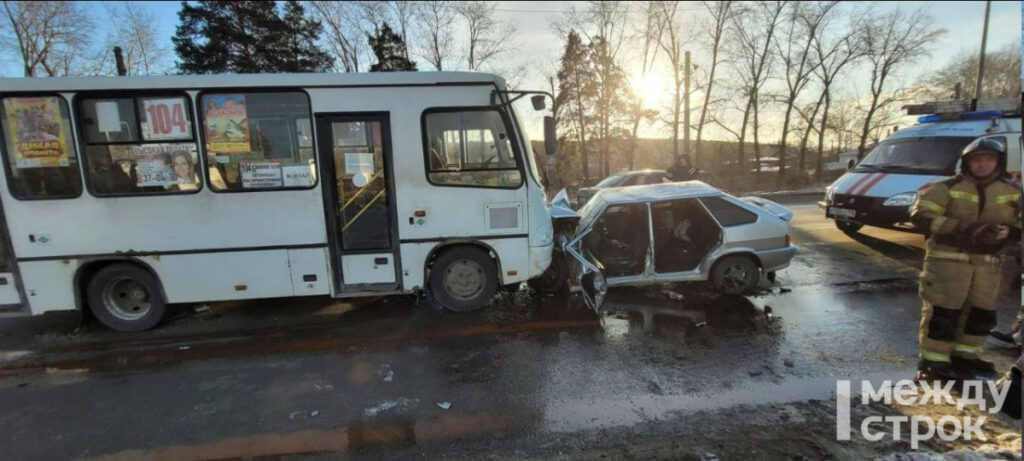 В Нижнем Тагиле на Восточном шоссе произошло лобовое ДТП с участием ВАЗ и ПАЗ