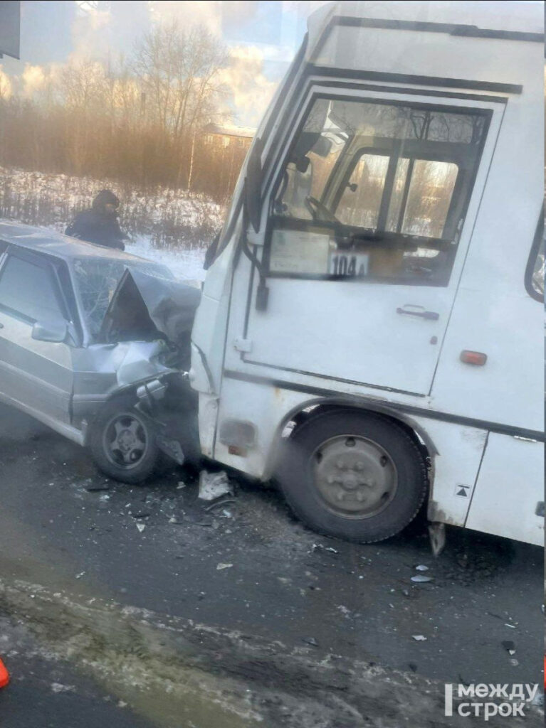 В Нижнем Тагиле на Восточном шоссе произошло лобовое ДТП с участием ВАЗ и ПАЗ