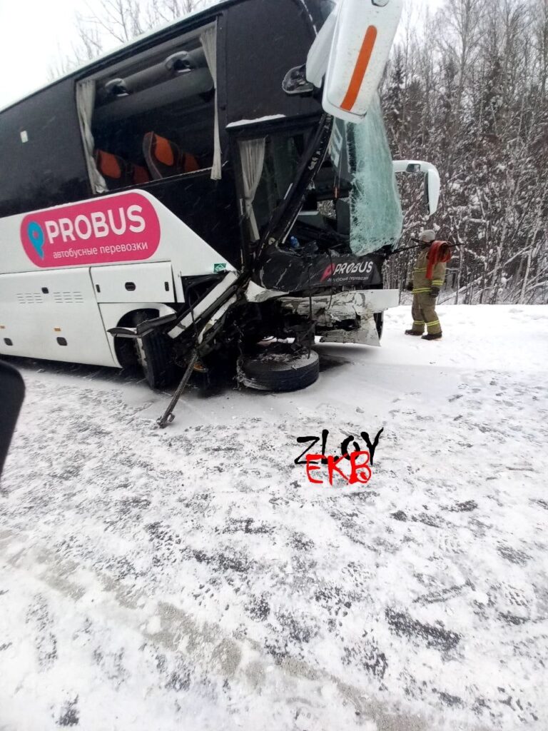 На Серовском тракте бизнесмен на «Крузаке» влетел в автобус