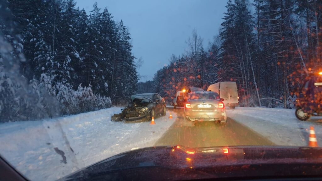 На Серовском тракте в аварии попали десятки машин (фото, видео)