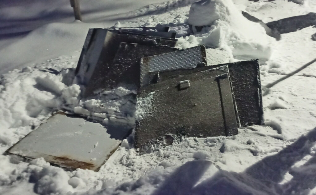 Мотоциклист из Нижнего Тагила похитил крышки укрытия железнодорожного кабеля, но был задержан по следам на снегу
