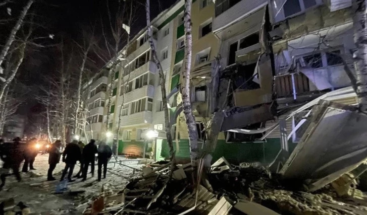В Нижневартовске введён режим ЧС после взрыва газа в пятиэтажном доме, где погибли 6 человек
