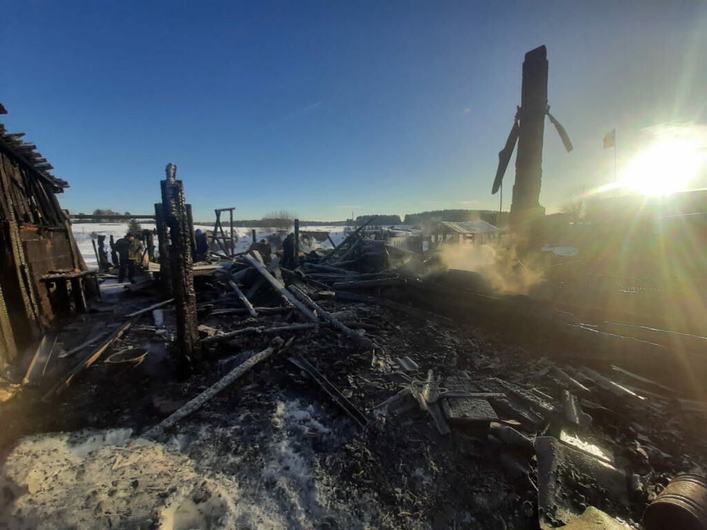 В пригороде Нижнего Тагила дотла сгорел дом (фото)