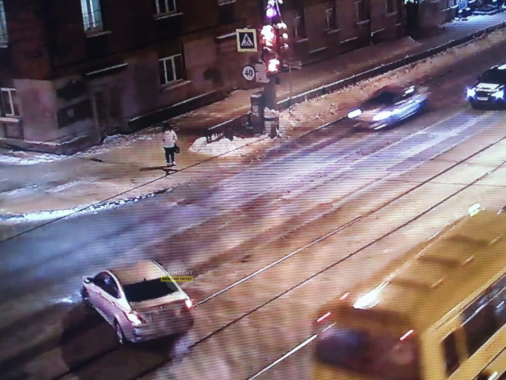 В центре Нижнего Тагила женщина, пытаясь проскочить на «жёлто-красный», устроила аварию (фото)