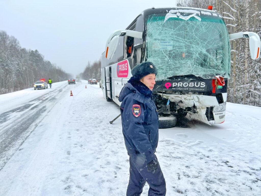 Закрутило на 360 градусов: пассажирка автобуса рассказала про столкновение с «Крузаком» депутата