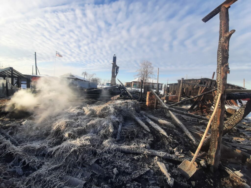 В пригороде Нижнего Тагила дотла сгорел дом (фото)