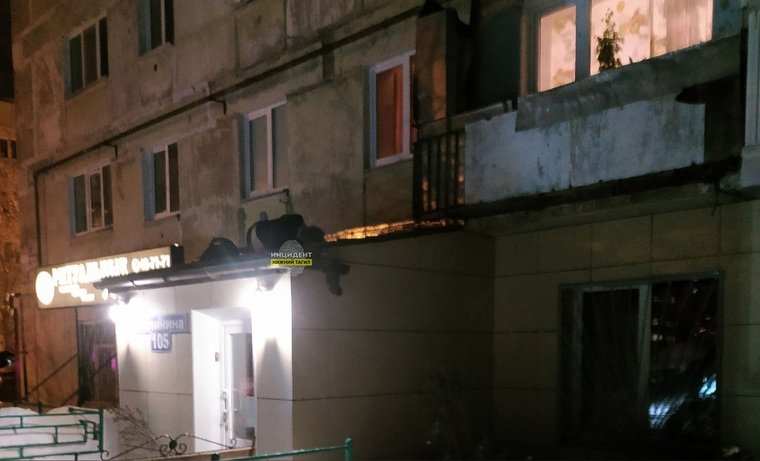 Мужчина упал на козырек и остался жив Фото: telegram-канал «Инцидент Нижний Тагил»