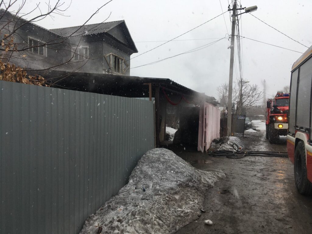 В гараже дома на Тагилстрое загорелась одна из Лад (фото)