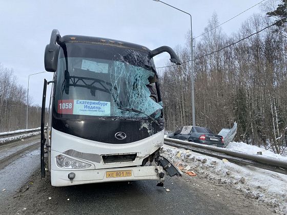 На Серовском тракте под весами столкнулись автобус с ГАЗелью