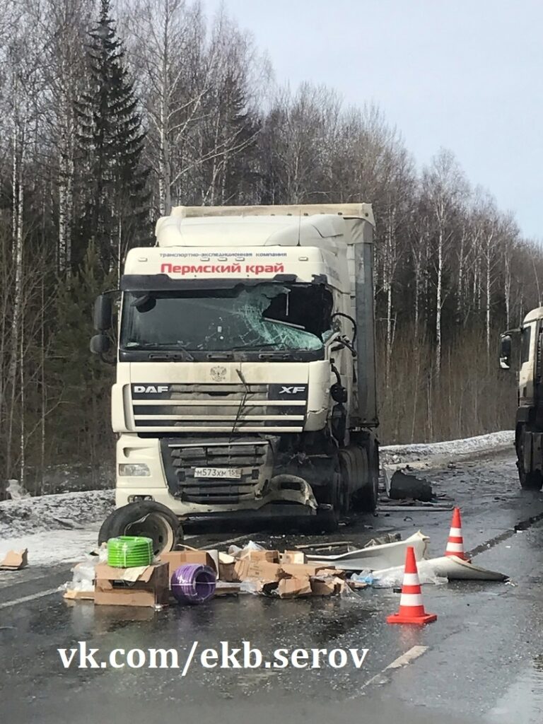 На Серовском тракте массовая авария с участием грузовика и Газелей (фото)