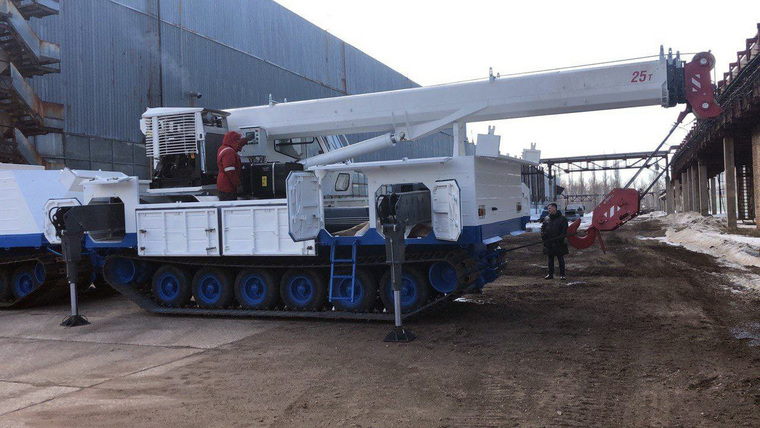 Транспортер снабжен челябинским краном грузоподъемностью в 25 тонн