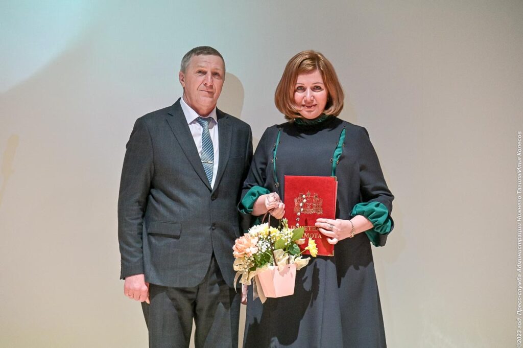 Владислав Пинаев наградил деятелей культуры в честь профессионального праздника
