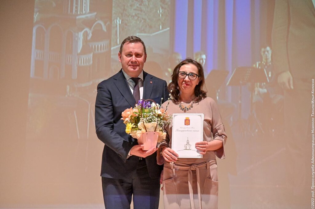 Владислав Пинаев наградил деятелей культуры в честь профессионального праздника
