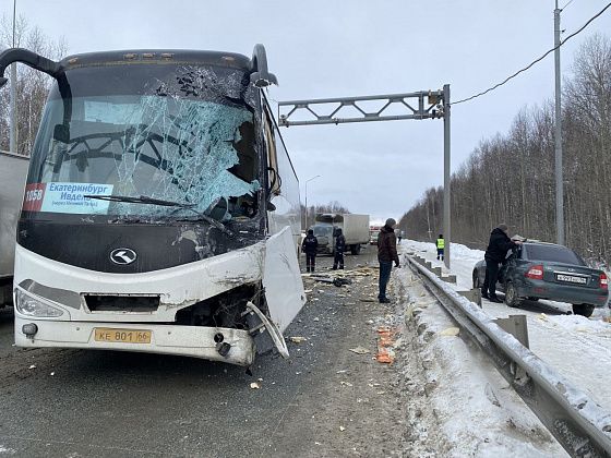 На Серовском тракте под весами столкнулись автобус с ГАЗелью