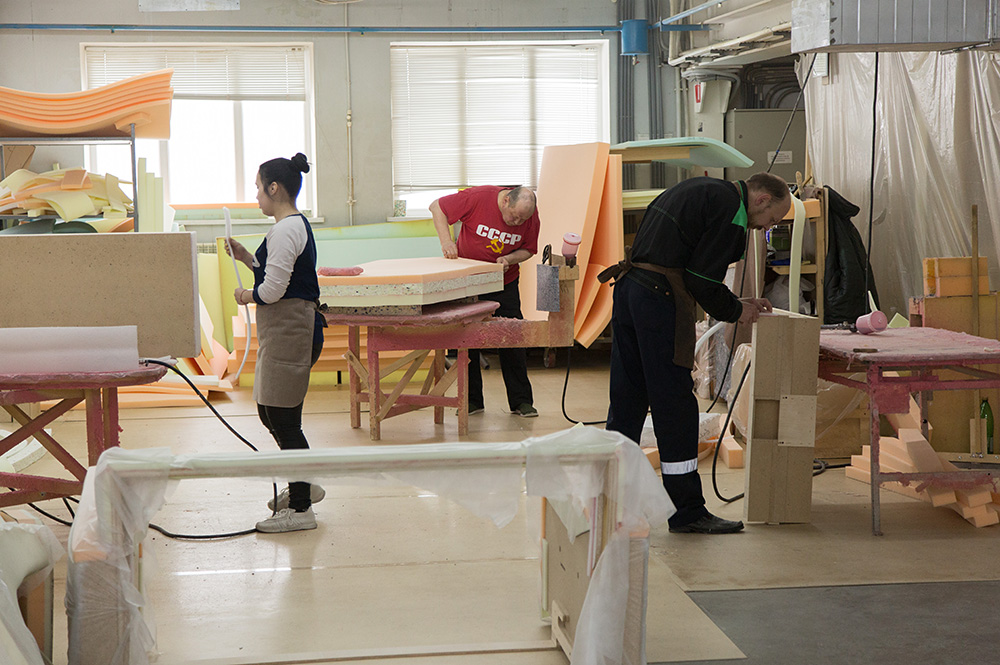 Владислав Пинаев побывал на одном из тагильских мебельных производств