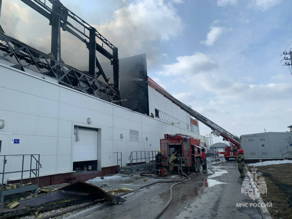 В Арамили горит здание научно-производственного комплекса (ВИДЕО)