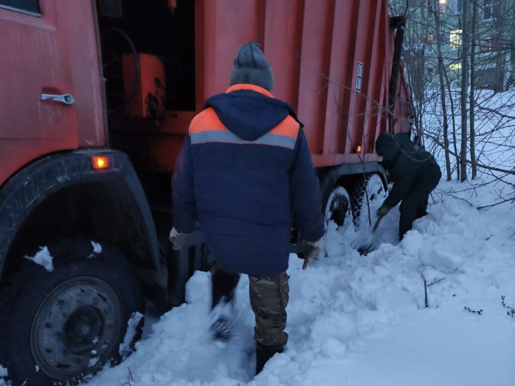 В Нижнем Тагиле снежные заторы помешали мусоровозам подъехать к местам сбора ТКО