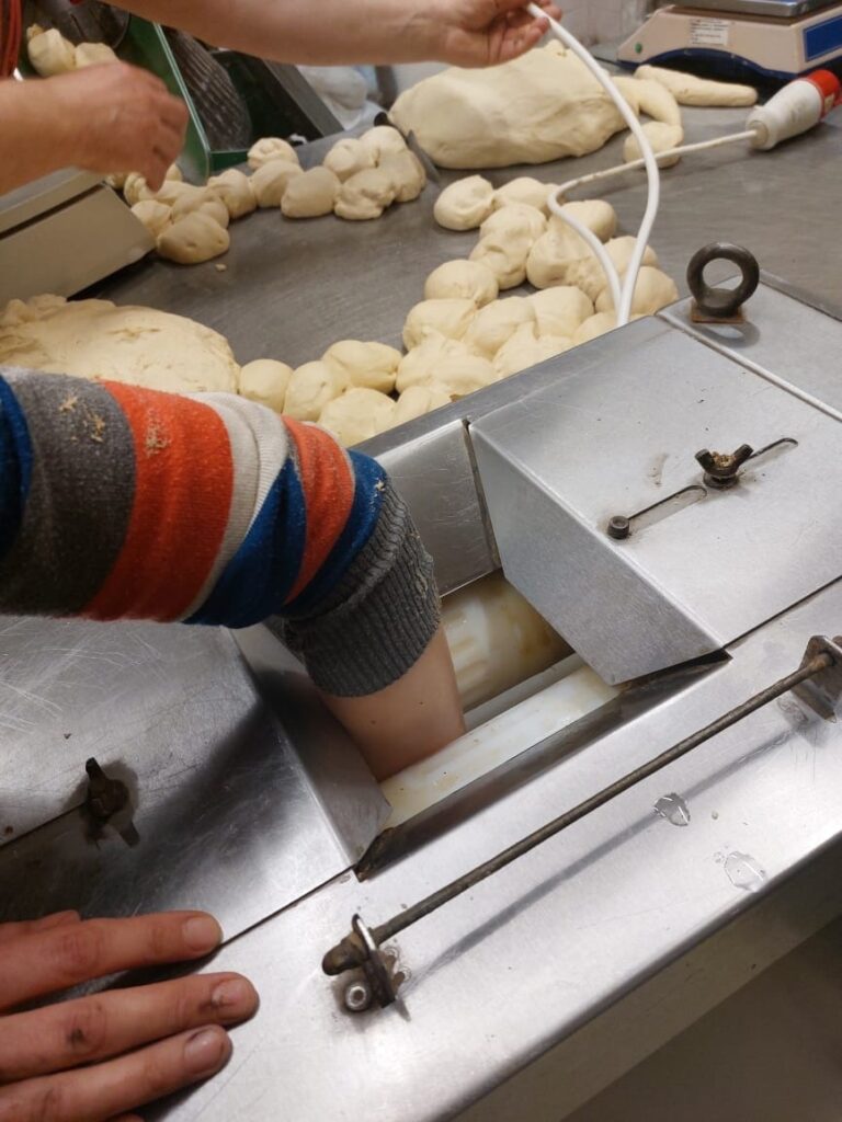В тагильской пекарне у женщины затянуло руку в тестомесильную машину