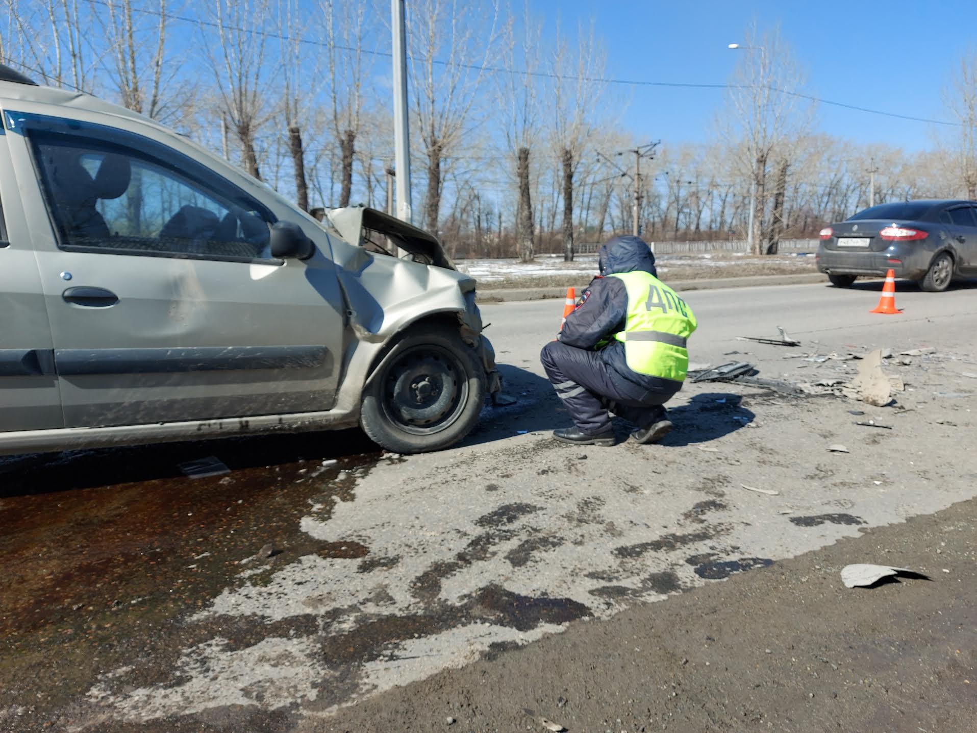 Водитель Ларгуса отвлёкся на телефон и протаранил машину с семьей в Нижнем  Тагиле - С Тагила