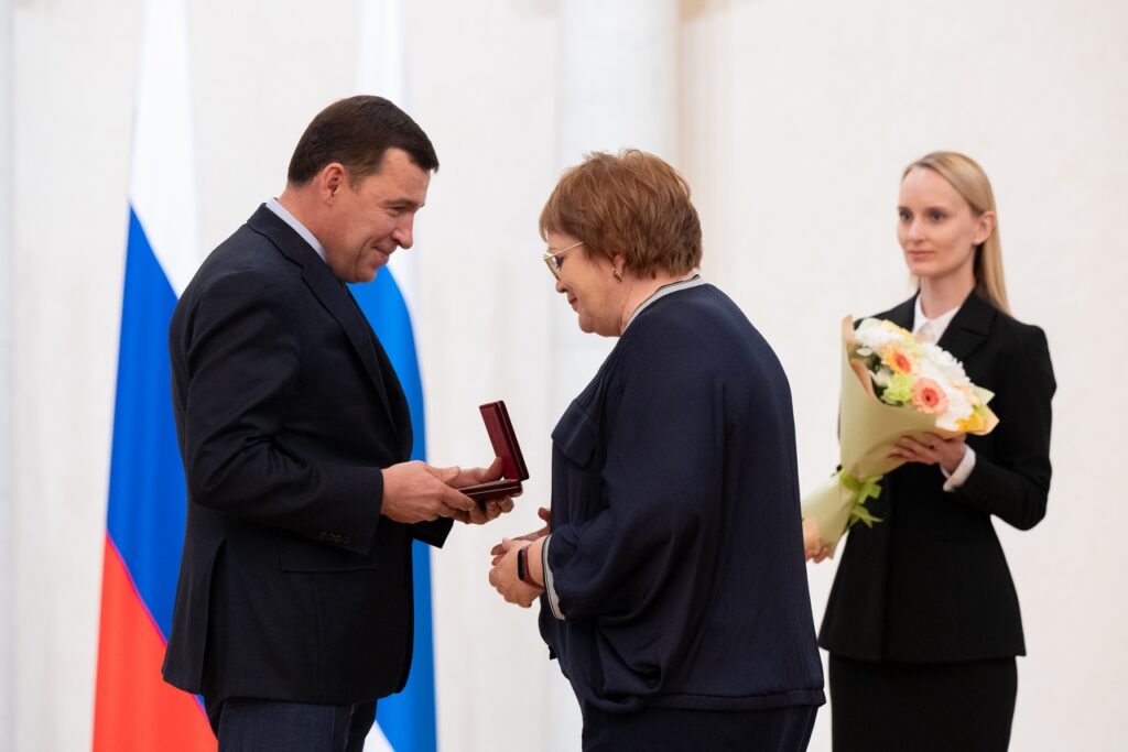 Евгений Куйвашев вручил государственные награды и знаки отличия выдающимся тагильчанам