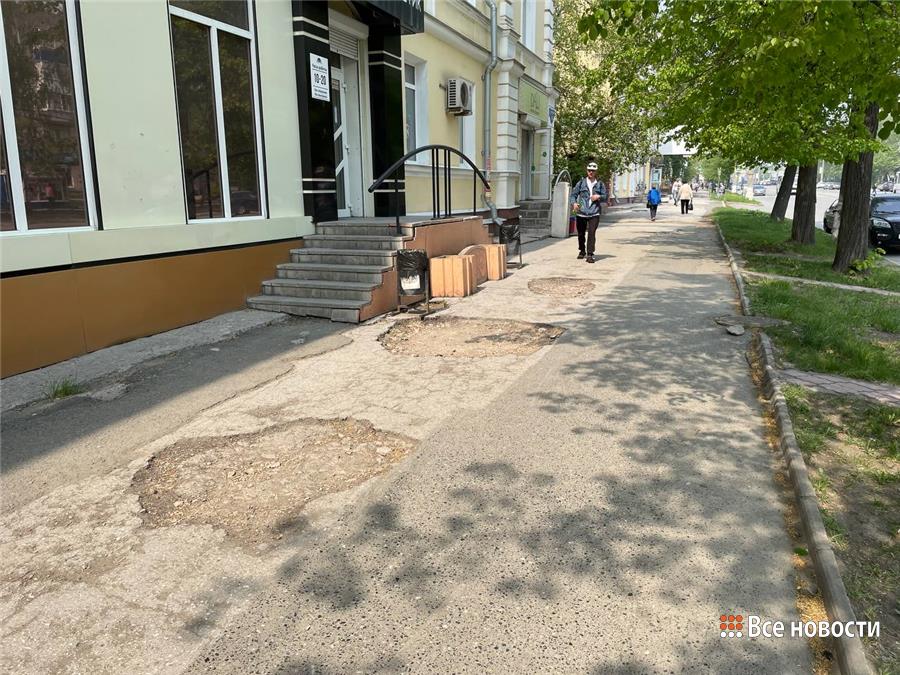 Разбитые тротуары на улице Фрунзе