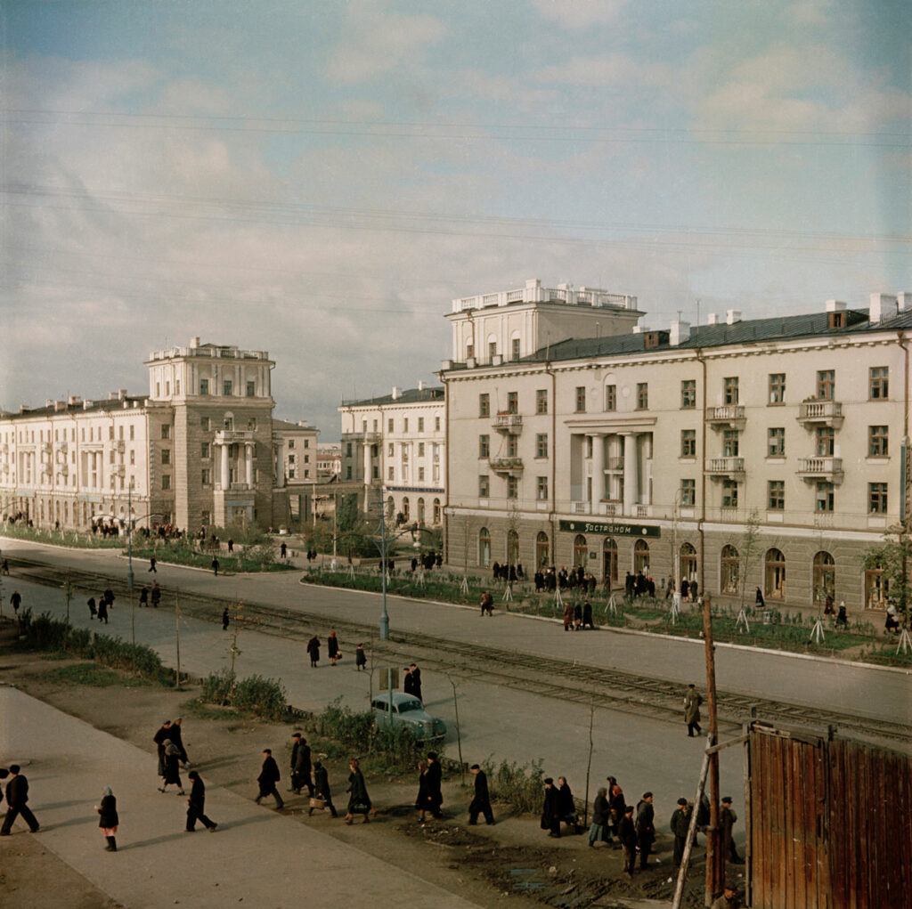 Нижний Тагил 1954 года: цветные снимки легендарного советского фотографа