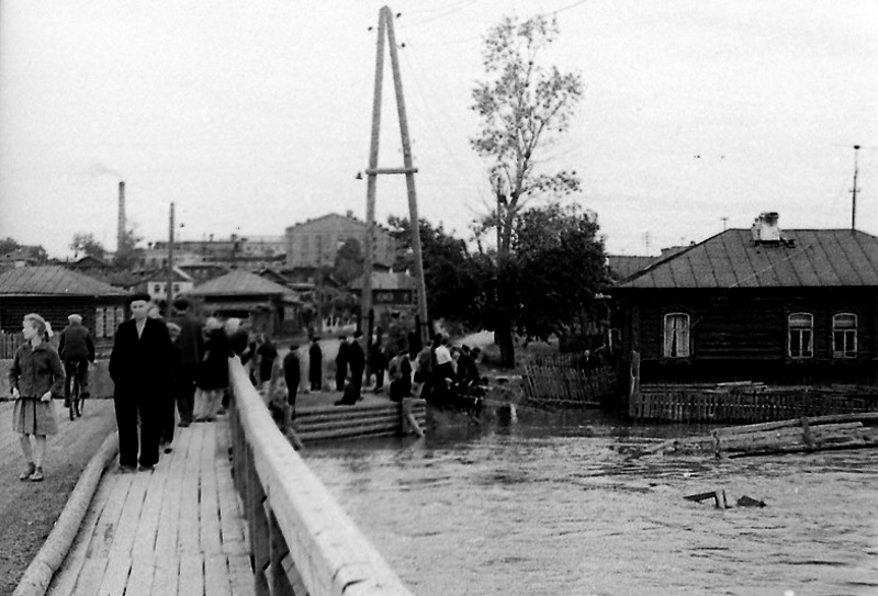 Staryj-most-im.-Krasnoj-Armii-po-ul.-Krasnoarmejskoj-vo-vremja-navodnenija-1964-g.