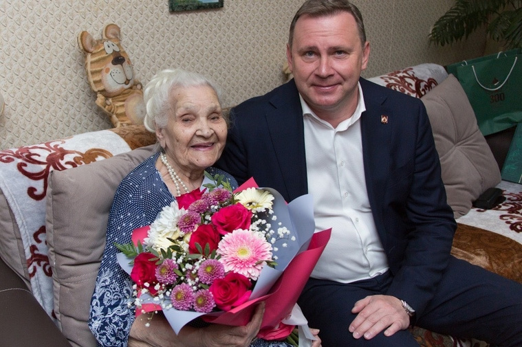 Мэр Нижнего Тагила поздравил женщину-ветерана с юбилеем