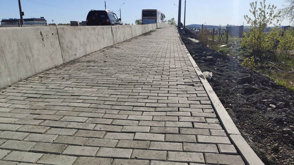 Новые тротуары на мосту на Тагилстрой «поплыли» (фото)