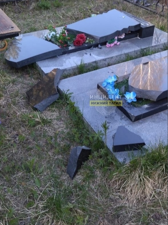 На центральном кладбище Нижнего Тагила вандалы разрушили 15 надгробий