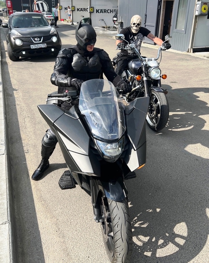 Бэтмен на мотоцикле в нижнем тагиле