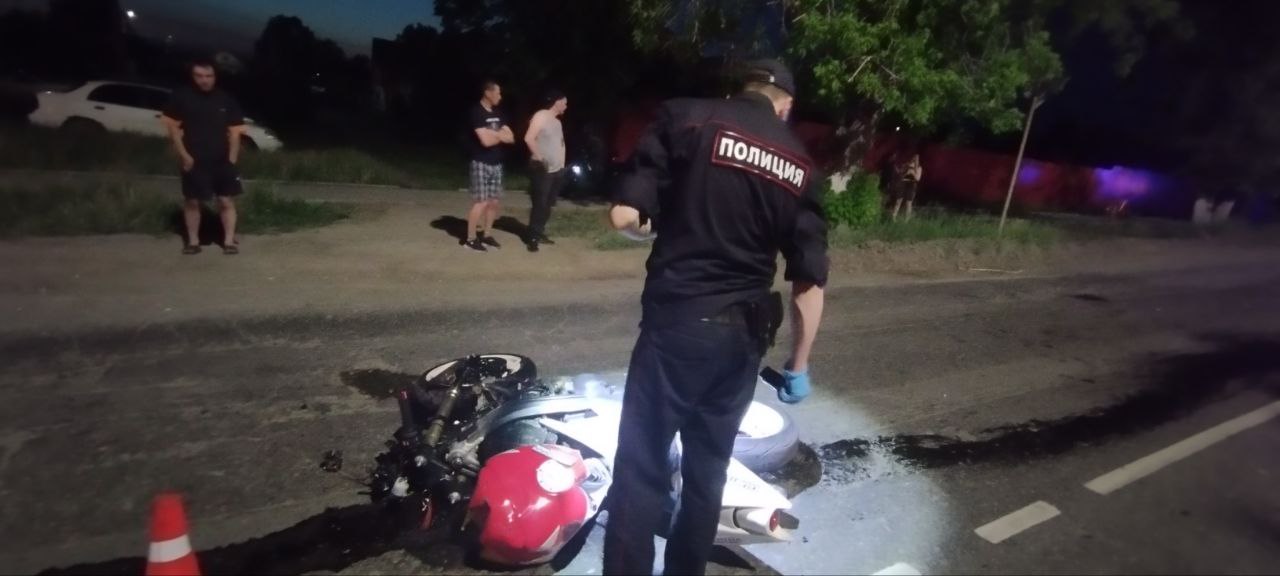 На Урале бесправные водители мотоцикла и легковушки сошлись лоб в лоб