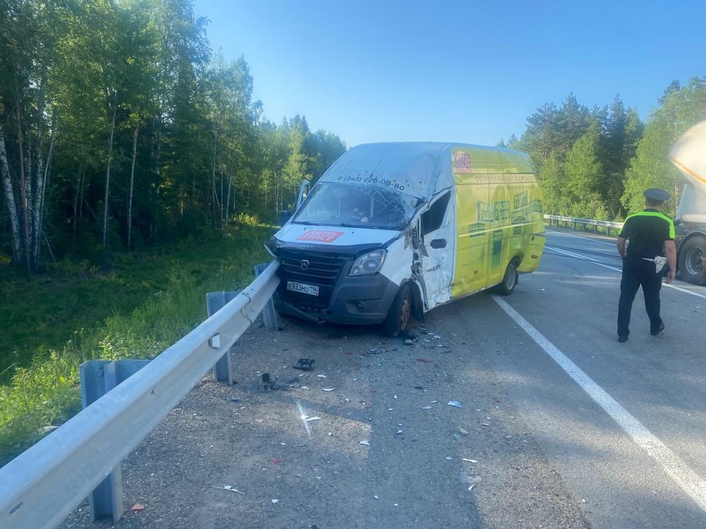 На Серовском тракте под Нижним Тагилом произошло массовое ДТП, в котором серьёзно пострадал водитель