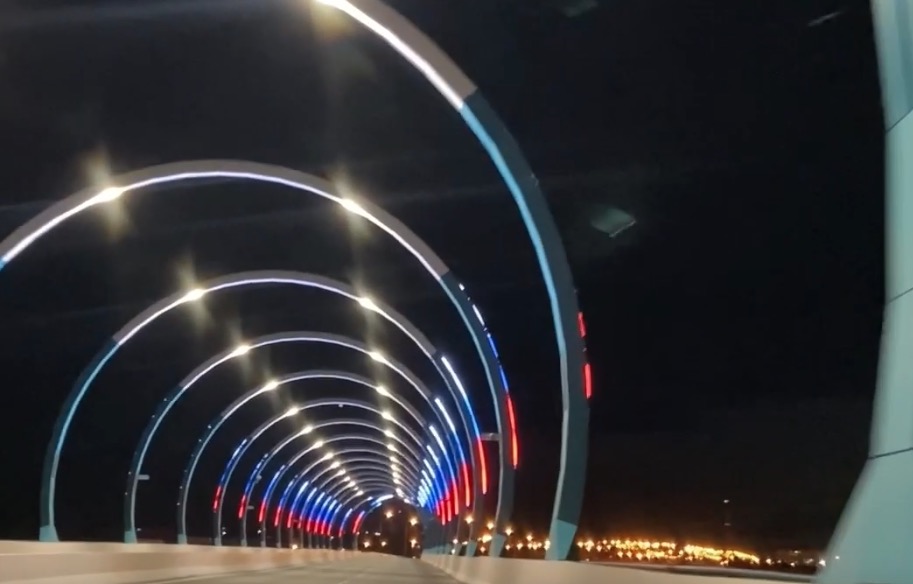 Мост через Тагильский пруд окрасили в российский триколор
