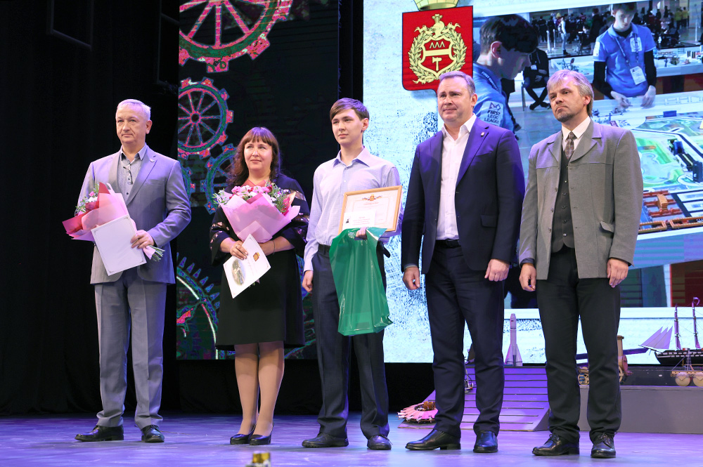 Владислав Пинаев вручил премию победителю конкурса имени Аммоса Черепанова