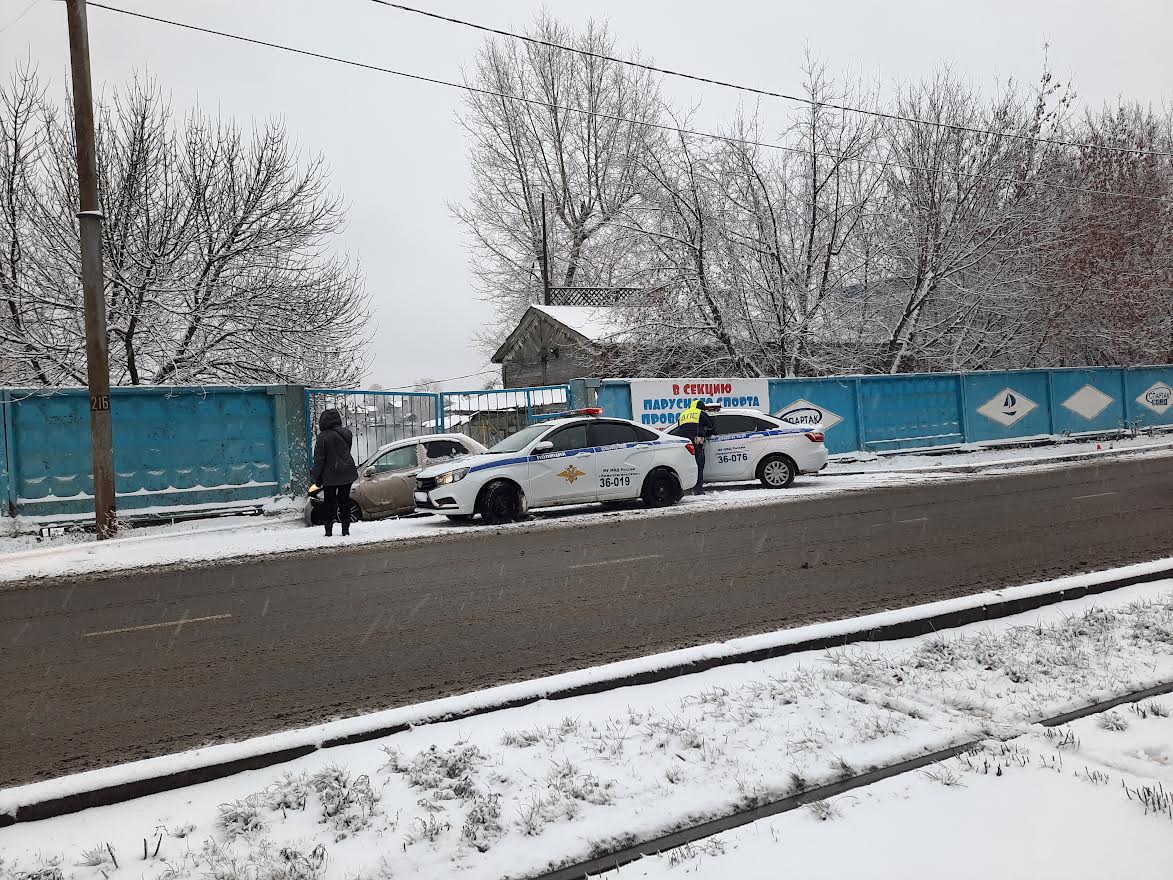 Автолюбительница влетела в ворота лодочной станции под Лисьей горой - С  Тагила