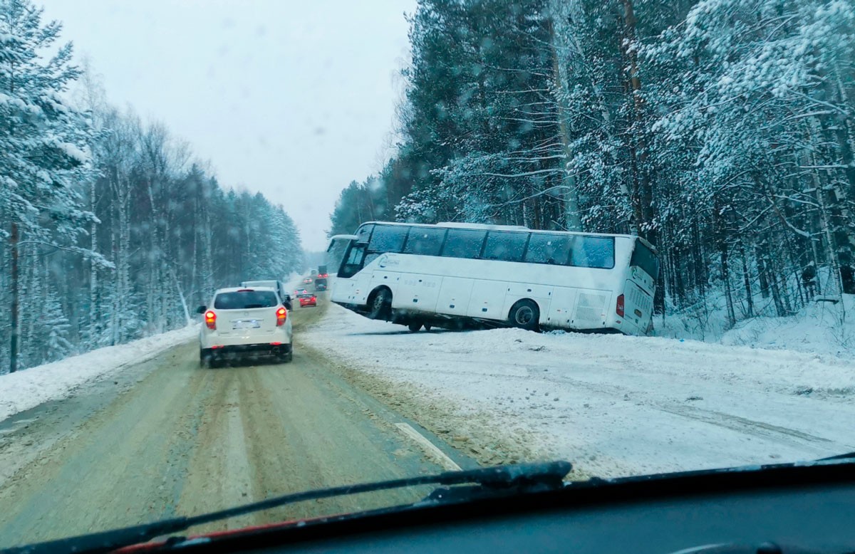 На Серовском тракте автобус сбил водителя, который пошёл ставить знак  аварийной остановки - С Тагила